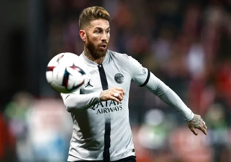 Ramos se vznesl výš než kdokoli jiný a jeho hlava se spojila